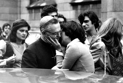 Clarice Herzog e Dom Paulo Evaristo Arns, na saída do ato ecumênico realizado na Catedral da Sé em 31 de outubro de 1975